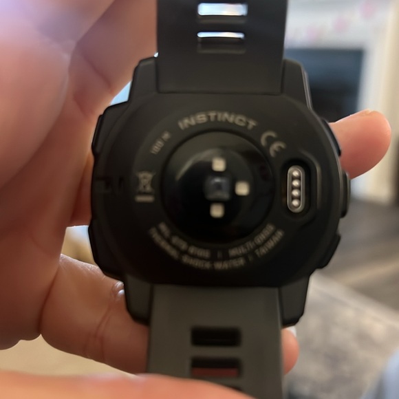 Garmin instinct watch comes with a charger - Picture 2 of 4